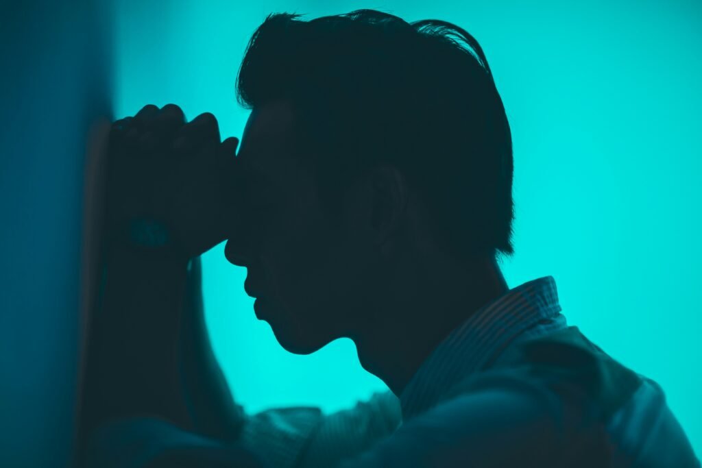 No universo masculino, marcado por muita pressão interna, cobranças sociais e bloqueios emocionais, aprender a lidar com o peso (ou o impulso) das lembranças é uma chave que vale ouro para o equilíbrio emocional, crescimento e liberdade mental.